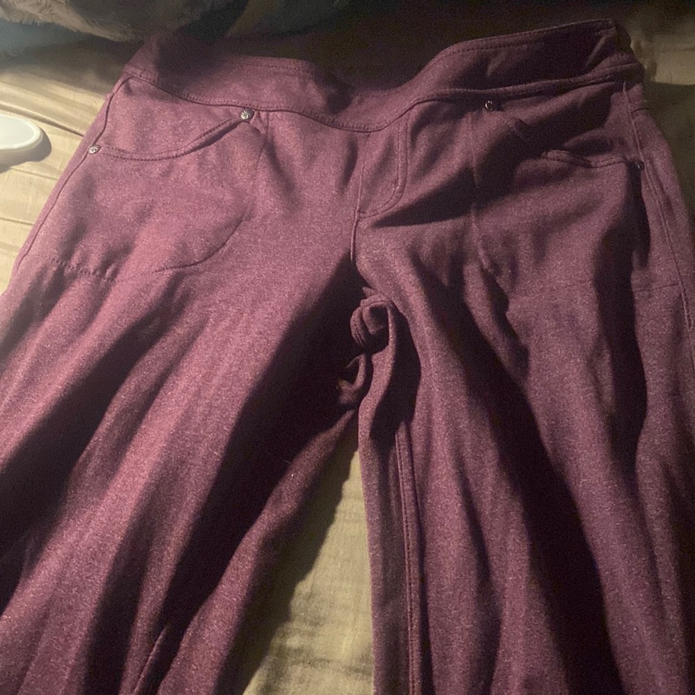 Burgundy jeggings leggings that are styled like jeans